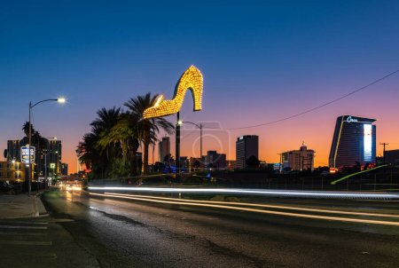 Téléchargez les photos : Photo d'une grande chaussure néon, faisant partie du Neon Museum Las Vegas, au coucher du soleil, au milieu du boulevard Las Vegas Nord. - en image libre de droit
