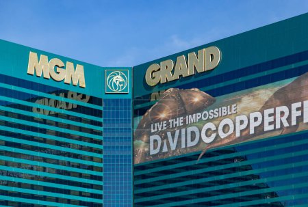 Foto de Un primer plano de la fachada verde del MGM Grand con un anuncio de la residencia de David Copperfield. - Imagen libre de derechos