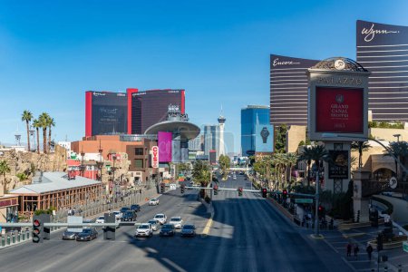 Foto de Una foto del Bulevar Sur de Las Vegas con tráfico, palmeras y casinos a ambos lados. - Imagen libre de derechos
