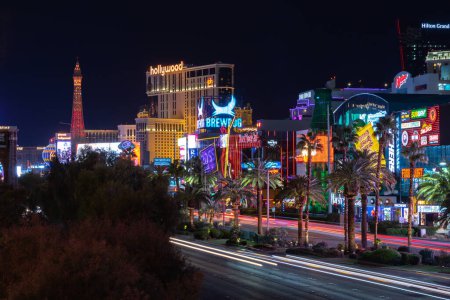 Foto de Una foto del Bulevar Sur de Las Vegas por la noche, con muchos anuncios iluminados a la derecha. - Imagen libre de derechos