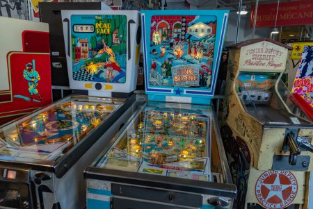 Téléchargez les photos : Une image de certains jeux d'arcade rétro, y compris deux flippers et une machine de tir. - en image libre de droit