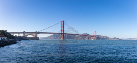 Téléchargez les photos : Une image du pont Golden Gate vue du quai Torpedo. - en image libre de droit