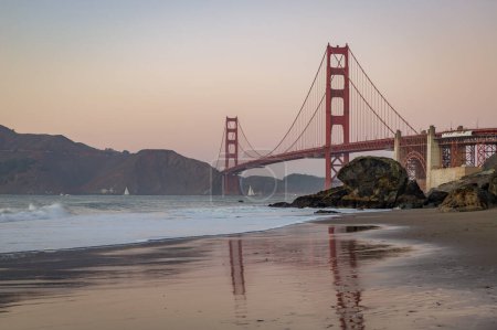 Ein Bild der Golden Gate Bridge und Baker Beach bei Sonnenuntergang.