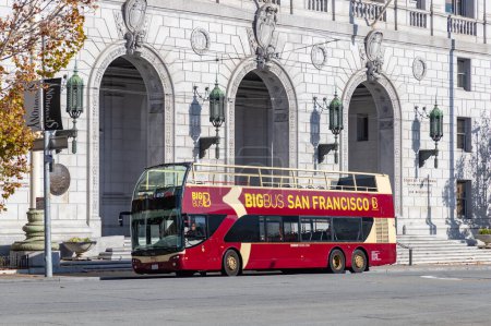 Téléchargez les photos : Une photo d'un BigBus San Francisco tour bus. - en image libre de droit