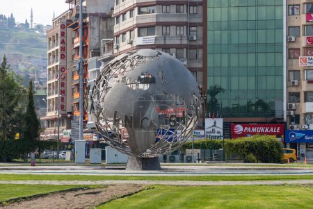 Téléchargez les photos : Une image du grand globe au centre de la place Basmane. - en image libre de droit