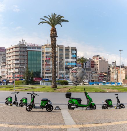 Téléchargez les photos : Une photo de la place Basmane et d'un groupe de motos Marti. - en image libre de droit