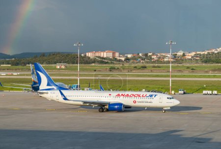 Téléchargez les photos : Photo d'un avion AnadoluJet et d'un arc-en-ciel sur le côté gauche. - en image libre de droit