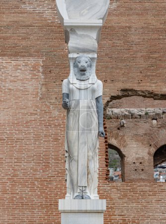 Téléchargez les photos : Une image de la statue Sekhmet à la basilique rouge de Bergama. - en image libre de droit