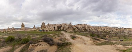 Foto de Una imagen panorámica del paisaje del Parque Nacional Histórico Goreme, tomada cerca del Valle de la Espada. - Imagen libre de derechos