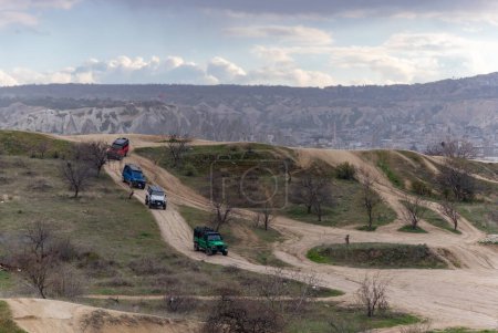 Foto de Una foto de una excursión en jeep que ocurre en el Parque Nacional Histórico Goreme, tomada cerca del Valle de la Espada. - Imagen libre de derechos