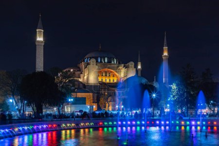 Téléchargez les photos : Une photo de la Sainte Sophie et de la fontaine colorée du parc Sultan Ahmet la nuit. - en image libre de droit