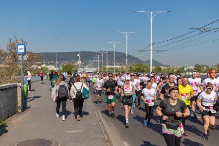 Téléchargez les photos : Une photo des coureurs à l'édition 2023 du demi-marathon de printemps Telekom Vivicitta à Budapest. - en image libre de droit