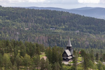 Foto de Una foto de la capilla de Holmenkollen contra los bosques circundantes. - Imagen libre de derechos