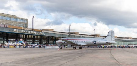 Téléchargez les photos : Une photo d'un avion de transport de troupes à l'aéroport Tempelhof. La foule est due au marathon de Berlin 2023. - en image libre de droit