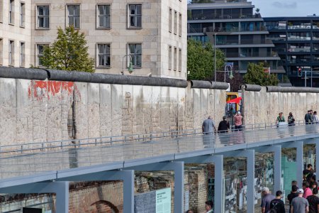 Foto de Una foto de los visitantes de la Topografía del Terror, en Berlín. - Imagen libre de derechos