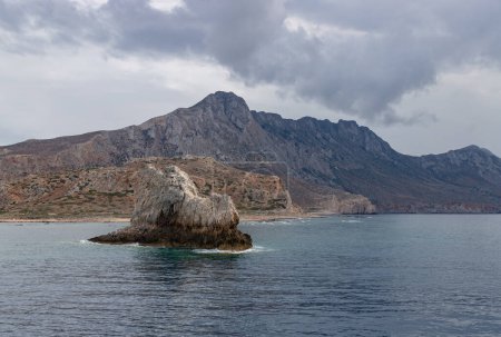 Téléchargez les photos : A picture of the Valenti Rock, along the coast of the Gramvousa Peninsula. - en image libre de droit