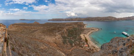 Téléchargez les photos : A picture of the Gramvousa Island overlooking the Gramvousa Peninsula. - en image libre de droit