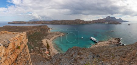 Téléchargez les photos : A picture of the Gramvousa Island overlooking the Gramvousa Peninsula. - en image libre de droit