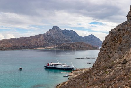 Téléchargez les photos : A picture of a ferry docked at Gramvousa Island. - en image libre de droit