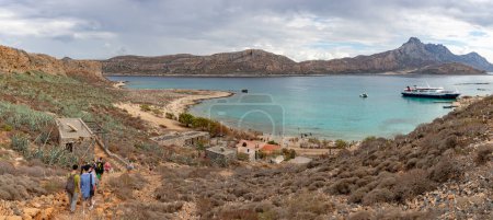Téléchargez les photos : A picture of the Gramvousa Island overlooking the Gramvousa Peninsula, with its beach in the center and a ferry on the right. - en image libre de droit