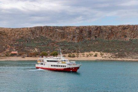 Téléchargez les photos : A picture of a ferry next to the Gramvousa Island. - en image libre de droit