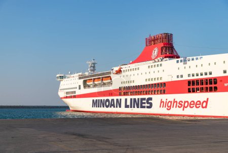 Foto de Una foto de un ferry de Minoan Lines en el puerto de Heraklion. - Imagen libre de derechos