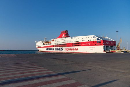 Foto de Una foto de un ferry de Minoan Lines en el puerto de Heraklion. - Imagen libre de derechos