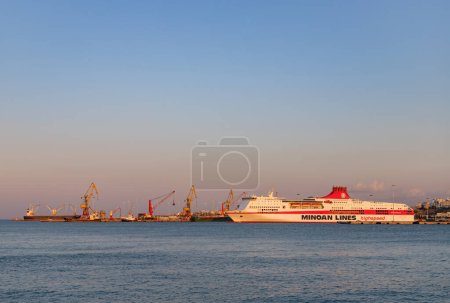 Foto de Una foto de un ferry de Minoan Lines en el puerto de Heraklion, al atardecer. - Imagen libre de derechos
