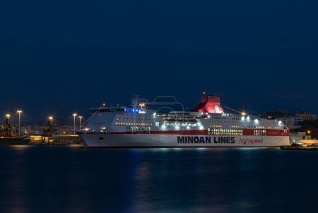 Foto de Una foto de un ferry de Minoan Lines en el puerto de Heraklion, por la noche. - Imagen libre de derechos
