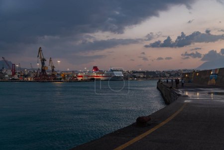 Foto de Una foto del rompeolas y el puerto de Heraklion, al atardecer. - Imagen libre de derechos
