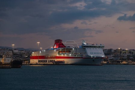 Foto de Una foto de un ferry de Minoan Lines en el puerto de Heraklion, al atardecer. - Imagen libre de derechos