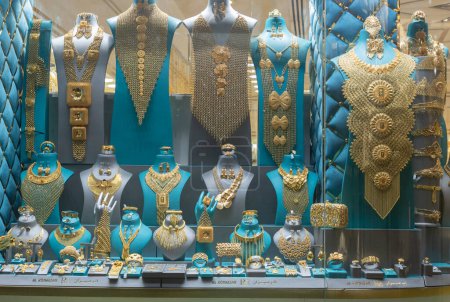Téléchargez les photos : Une photo de bijoux pour femmes sur une devanture au Dubai Gold Souk. - en image libre de droit