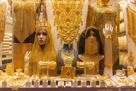Téléchargez les photos : Une photo de bijoux pour femmes sur une devanture au Dubai Gold Souk. - en image libre de droit