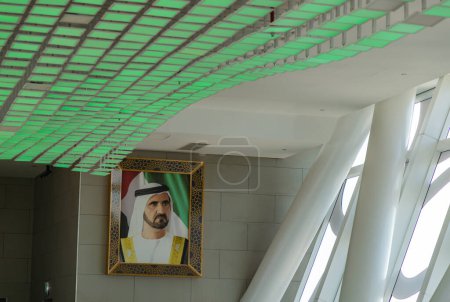 Foto de Una foto de un retrato del jeque Mohammed bin Rashid Al Maktoum dentro del marco de Dubái. - Imagen libre de derechos