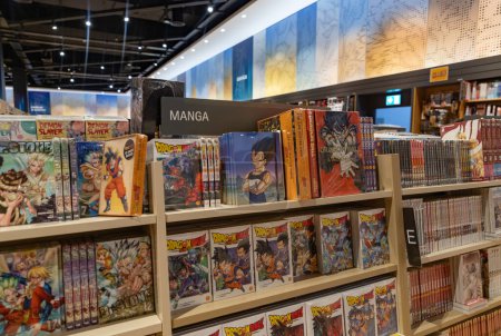 Foto de Una foto de la sección de manga y anime en una librería grande, con varios artículos de la serie Dragonball. - Imagen libre de derechos