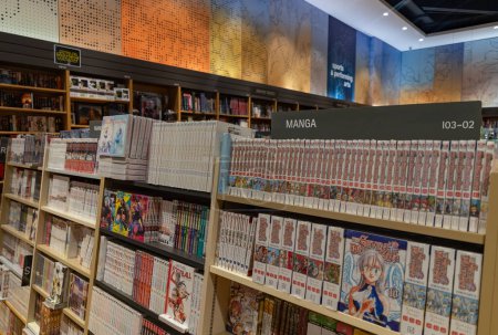 Foto de Una imagen de la sección de manga y anime en una gran librería, con varios artículos de la serie Los siete pecados capitales. - Imagen libre de derechos