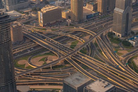 Téléchargez les photos : Une photo de l'intersection animée de la rue Al Safa et de la route Cheikh Zayed. - en image libre de droit