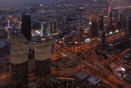 Téléchargez les photos : Une photo de l'hôtel Address Sky View et de l'intersection animée de la rue Al Safa et de la route Sheikh Zayed la nuit. - en image libre de droit