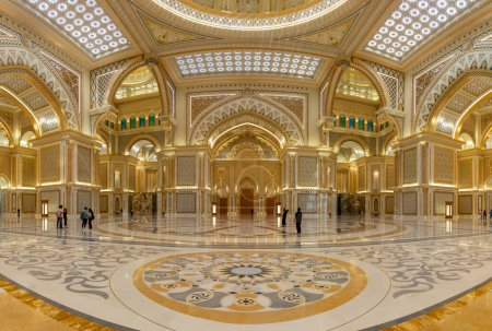 Foto de Una imagen del lujoso Gran Salón del palacio presidencial de Qasr Al Watan. - Imagen libre de derechos