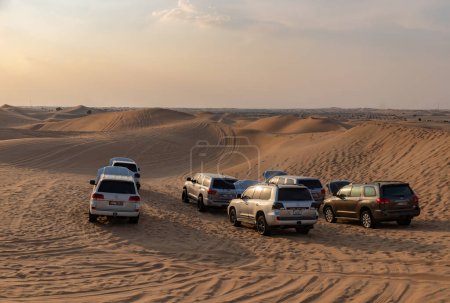 Foto de Una foto de un recorrido en jeep en el paisaje del desierto fuera de Abu Dhabi. - Imagen libre de derechos