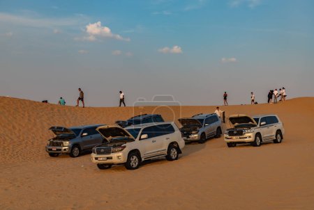 Foto de Una foto de un recorrido en jeep en el paisaje del desierto fuera de Abu Dhabi. - Imagen libre de derechos