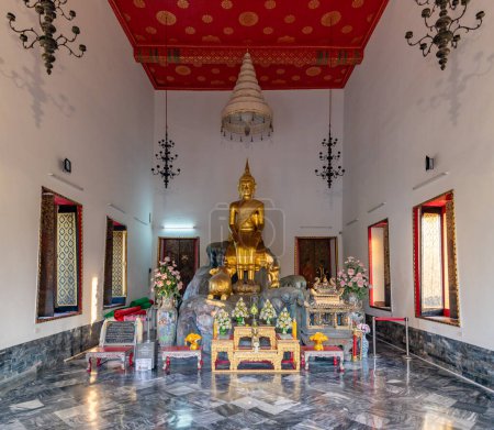 A picture of a Buddha shrine at the Wat Pho Temple.