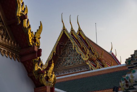 A picture of the Wat Pho Temple.