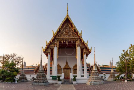 A picture of the Wat Pho Temple.