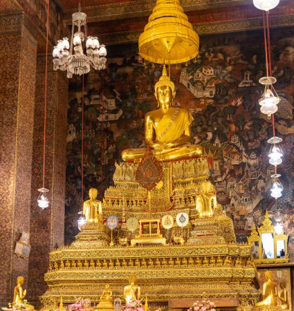 A picture of a golden Buddha shrine at the Wat Pho Temple.