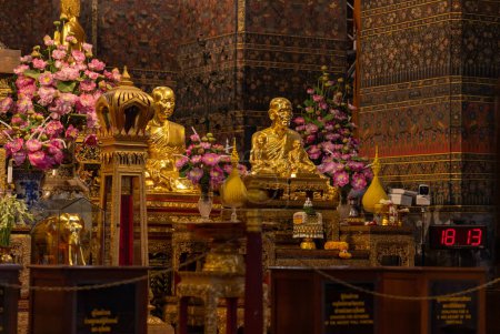 A picture of golden monks at a shrine in the Wat Pho Temple.