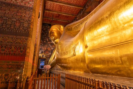 A picture of the giant Reclining Buddha at the Wat Pho Temple.