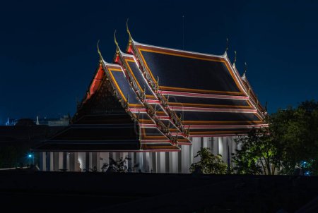 A picture of the Reclining Buddha Hall of the Wat Pho Temple at night.