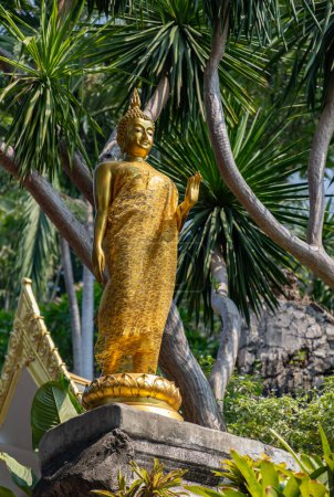 Une image d'une statue de Bouddha d'or au Wat Saket Ratchaworamahawihan, ou mont d'or.