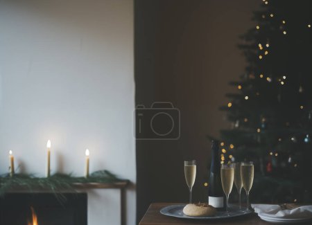 Foto de Copas de champán con comida y árbol de Navidad en la sala de estar, celebración de estilo de vida interior año nuevo en casa - Imagen libre de derechos